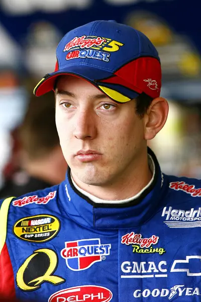 Avondale, AZ - 09 Kasım 2007: Kyle Busch, Checker Auto Parts 500 antrenmanı sırasında Kellog 'un Chevy' si üzerinde çalışan ekibi izliyor..