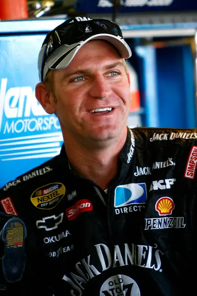 Avondale, AZ - 10 Kasım 2007: Clint Bowyer PIR 'da Checker Auto Parts 500 antrenmanı sırasında.