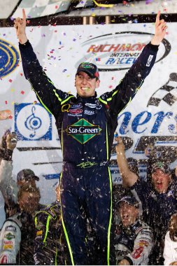 Richmond, VA USA - 7 Eylül 2007: Kyle Busch Richmond Uluslararası Yarış Pisti 'nde Richmond, VA' daki NBS Emerson Radio 250 'nin açılışı için dama aldıktan sonra Victoryl Lane' de kutlama yaptı..