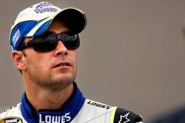 Talladega, AL - 07 Ekim 2007: Talladega, AL 'deki Talladega Superspeedway' de UAW-Ford 500 elemeleri sırasında Jimmy Johnson.