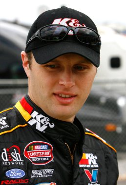 Talladega, AL - 05 Ekim 2007: Travis Kvapil, Mountain Dew 250 için Talladega Superspeedway 'de ön eleme denemesi yapmayı bekliyor.