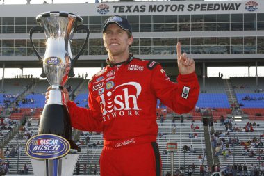 Fort Worth, Teksas - 03 Kasım 2007: Carl Edwards Texas Motor Yarışı 'nda 11. bitirdikten sonra Busch Serisi Şampiyonasını kutluyor..