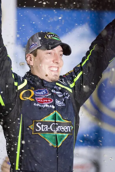 Richmond, VA USA - 07 Eylül 2007: Kyle Busch Richmond, VA 'daki Richmond Uluslararası Yarış Pisti' nde Emerson Radio 250 NASCAR Bush Serisi 'ni kazandı..
