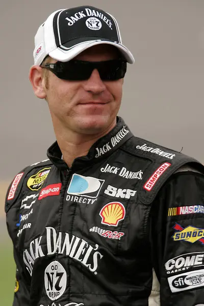 Talladega, AL - 07 Ekim 2007: Clint Bowyer Talladega, AL 'deki Talladega Superspeedway' de UAW-Ford 500 elemeleri sırasında.