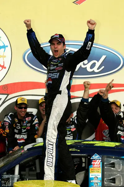 Talladega, AL - 09 Ocak 2001: Jeff Gordon Talladega, AL 'deki Talladega Superspeedway' de UAW-Ford 500 kazandı.