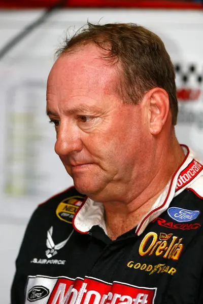 Talladega, AL - 05 Ekim 2007: Ken Schrader, Talladega Superspeedway 'deki UAW-Ford 500 için son deneme turlarını yansıtıyor.