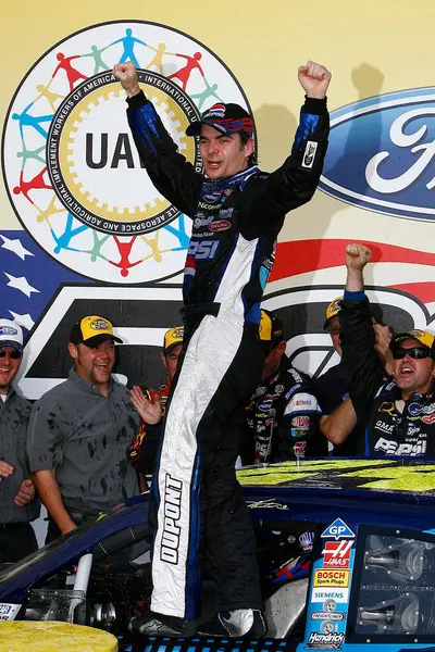 Talladega, AL - 07 Ekim 2007: Jeff Gordon son turda liderliği aldı ve Talladega Superspeedway 'de UAW-Ford 500' ü kazanmak için takım arkadaşı Jimmie Johnson 'ı oyaladı..