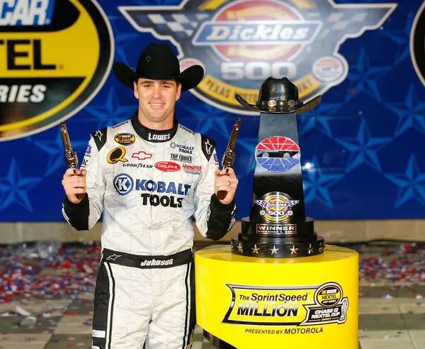 Fort Worth, Teksas - 4 Kasım 2007: Jimmie Johnson Texas Motor Yarış Pisti 'nde Dickies 500' ü kazandı