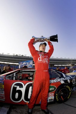 Fort Worth, TX USA - 5 Şubat 2001: Carl Edwards Texas Motor Speedway 'de NBS Şampiyonluğu' nu, Fort Worth, TX 'teki NASCAR Busch Serisi O' Reilly Challenge 'ın 11. turunu tamamladıktan sonra tamamladı..