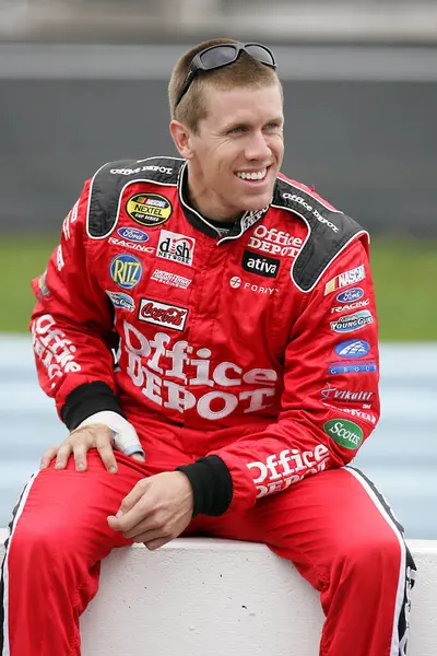 Watkins Glen, New York - 11 Ağustos 2007: Watkins Glen, New York 'taki Watkins Glen International' da Centurion Boats 'a katılma elemeleri sırasında Carl Edwards.