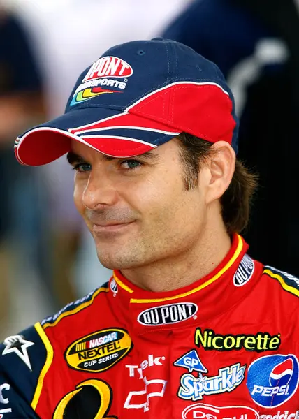 Watkins Glen, New York - 10 Ağustos 2007: Jeff Gordon, Watkins Glen 'de sisin dinmesini beklerken çukur yolu boyunca duvarda oturuyor.