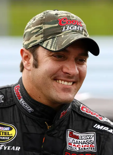 Watkins Glen, New York - 10 Ağustos 2007: David Stremme Watkins Glen 'deki yağmur sırasında ekibiyle konuştu.