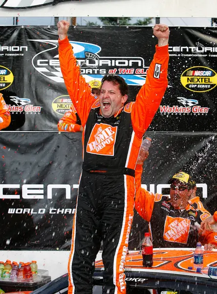 Watkins Glen, New York - 12 Ağustos 2007: Tony Stewart, Watkins Glen International 'da Centurion Boats' ı kazanmak için Jeff Gordon 'ın iki tur atmasından yararlandı..