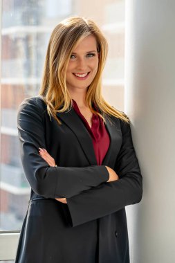 Çekici sarışın bir model şık, güneşli evinde rahat rahat giyiniyor. Onun sakin sabahı, şık iş gününe geçmeden önce tonu belirler..