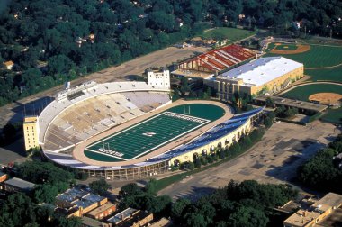 2003 yılında Northwestern Üniversitesi 'nin hava görüntülerinde kampüs ve stadyum, NCAA Wildcats gururuyla dolu, açık gökyüzü altında hayranlar ve enerji dolu..