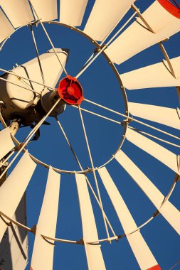 Bir su kulesi California peyzaj