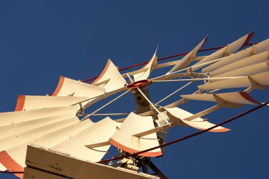 Bir su kulesi California peyzaj