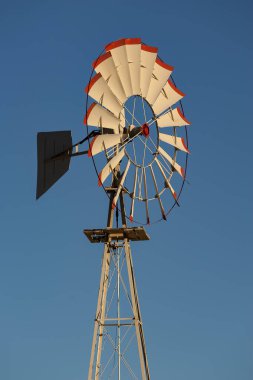 Bir su kulesi California peyzaj