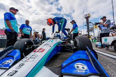 Hollanda 'nın Hoofddorp kentinden NTT INDYCAR SERIES sürücüsü RINUS (NLD), Madison, IL' deki World Wide Technology Raceway 'deki Bommarito Otomotiv Grubu 500' e katılmaya hak kazandı..