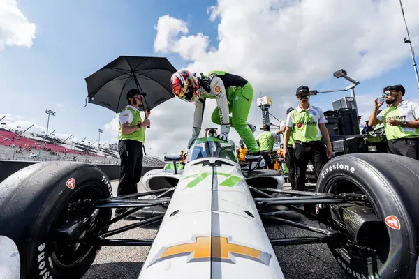 NTT INDYCAR SERIES sürücüsü, STING RAY ROBB (77) (ABD), ID, Madison, IL 'deki World Wide Technology Raceway' de Bommarito Otomotiv Grubu 500 'e katılmaya hak kazandı..