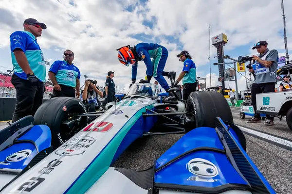 Hollanda 'nın Hoofddorp kentinden NTT INDYCAR SERIES sürücüsü RINUS (NLD), Madison, IL' deki World Wide Technology Raceway 'deki Bommarito Otomotiv Grubu 500' e katılmaya hak kazandı..