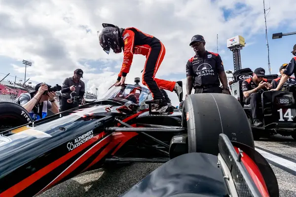 NTT INDYCAR SERIES sürücüsü, SANTINO FERRUCCI (14) (ABD), Madison, IL 'deki World Wide Technology Raceway' deki Bommarito Otomotiv Grubu 500 'e katılmaya hak kazandı..