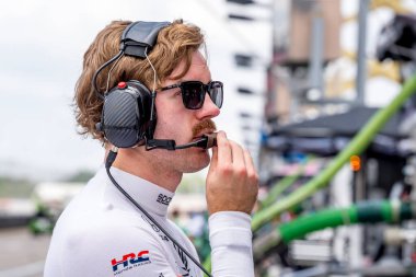 Madison, IL USA - 14 Haziran 2025: NTT INDYCAR SERIES sürücüsü, Odiham, İngiltere 'den LOUIS FOSTER (45) (R), daha önce Madison IL' deki World Wide Technology Raceway 500 'deki Bommarito Otomotiv Grubu için yaptığı bir çalışma sırasında mühendisleriyle konuştu..