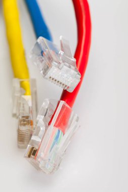 Beyaz arkaplanda üç ethernet kablosu