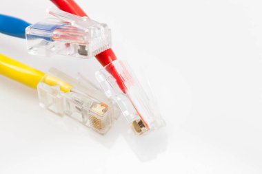 Beyaz arkaplanda üç ethernet kablosu