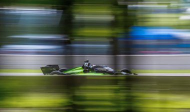 Odiham, İngiltere 'den NTT INDYCAR SERIES sürücüsü LOUIS FOSTER (45) (R), Elkhart Lake WI' deki Road America 'da düzenlenen XPEL Grand Prix tatbikatı sırasında dönüşler boyunca seyahat eder..