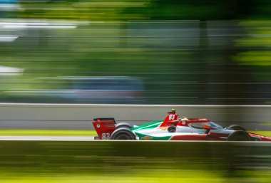 Tel Aviv, İsrail 'den NTT INDYCAR SERIES sürücüsü ROBERT SHWARTZMAN (83) (R), Elkhart Gölü WI' ndeki Road America 'da düzenlenen XPEL Grand Prix tatbikatı sırasında dönüşler boyunca seyahat eder..