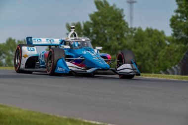 NTT INDYCAR SERIES sürücüsü, JOSEF NEWGARDEN (2) (ABD), Elkhart Lake WI 'deki Road America' da düzenlenen XPEL Grand Prix tatbikatı sırasında dönüşler boyunca seyahat eder..
