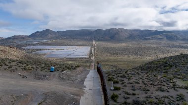 California 'daki Jakumba Hot Springs sınır duvarı, ABD-Meksika sınırını güçlendirerek, güvenlik sorunlarını ele alıyor ve bölgedeki göçü yönetiyor