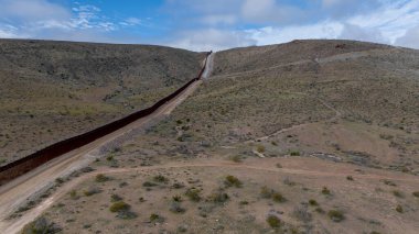 California 'daki Jakumba Hot Springs sınır duvarı, ABD-Meksika sınırını güçlendirerek, güvenlik sorunlarını ele alıyor ve bölgedeki göçü yönetiyor