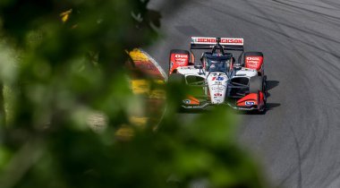New Albany 'den NTT INDYCAR SERIES sürücüsü GRAM RAHAL (15) (ABD), Elkhart Lake WI' deki Road America 'da düzenlenen XPEL Grand Prix tatbikatı sırasında dönüşler boyunca seyahat eder..