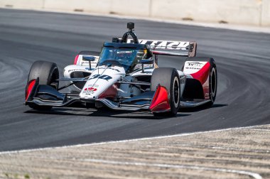 Toronto, Kanada 'dan NTT INDYCAR SERIES sürücüsü DEVLIN DEFRANCESCO (30), Elkhart Lake WI' deki Road America 'da düzenlenen XPEL Grand Prix tatbikatı sırasında dönüşler boyunca seyahat eder..