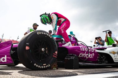 Madison, IL USA - 14 Haziran 2025: CONOR DALY (76) (ABD), Madison IL 'deki World Wide Technology Raceway' deki Bommarito Otomotiv Grubu 500 elemelerine katılmadan önce pit road 'a takım elbise giymiştir..