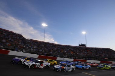 Prosper 'dan CHRIS BUESCHER (17), Kuzey Wilkesboro, NC' deki NASCAR All-Star Yarışı sırasında TX pozisyon almak için savaşıyor.