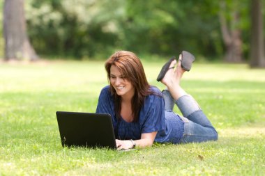 bir bilgisayarda çalışan ve bir cep telefonu açık bir ortamda söz güzel esmer manken