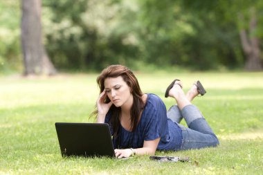 bir bilgisayarda çalışan ve bir cep telefonu açık bir ortamda söz güzel esmer manken