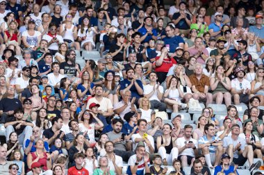 Taraftarlar Sade de France 'taki favori oyuncularını izliyorlar.  