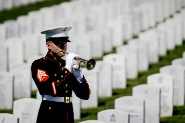 Bir deniz piyadesi musluk çalarken dokunaklı bir an başlıyor. Şehit düşmüş bir gaziyi resmi bir selamla onurlandırıyor ve ulusal bir askeri mezarlıkta defnediliyor..