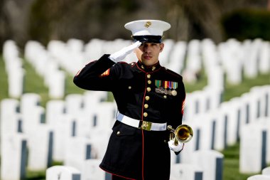 Bir deniz piyadesi musluk çalarken dokunaklı bir an başlıyor. Şehit düşmüş bir gaziyi resmi bir selamla onurlandırıyor ve ulusal bir askeri mezarlıkta defnediliyor..