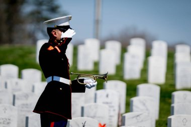 Bir deniz piyadesi musluk çalarken dokunaklı bir an başlıyor. Şehit düşmüş bir gaziyi resmi bir selamla onurlandırıyor ve ulusal bir askeri mezarlıkta defnediliyor..