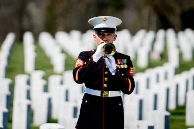 Bir deniz piyadesi musluk çalarken dokunaklı bir an başlıyor. Şehit düşmüş bir gaziyi resmi bir selamla onurlandırıyor ve ulusal bir askeri mezarlıkta defnediliyor..