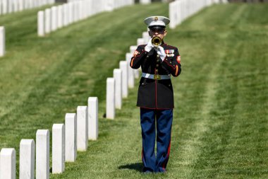 Bir deniz piyadesi musluk çalarken dokunaklı bir an başlıyor. Şehit düşmüş bir gaziyi resmi bir selamla onurlandırıyor ve ulusal bir askeri mezarlıkta defnediliyor..