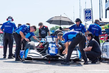 Chicago, IL 'den NTT INDYCAR SERIES sürücüsü, DAVID MALUKAS (4), Lexington OH' daki Orta Ohio Spor Otomobili Kursu 'nda Honda Indy 200' ün antrenman oturumu sırasında pit yolundan çıkar..