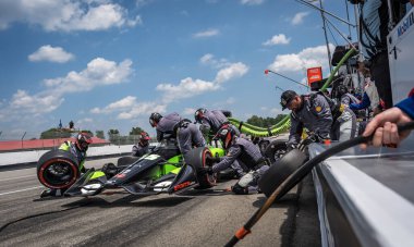 Odiham, İngiltere 'den NTT INDYCAR SERIES sürücüsü LOUIS FOSTER (45) (R), arabasını Lexington OH' daki Honda Indy 200 'de servise getiriyor..