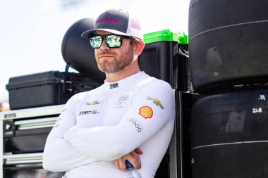 CONOR DALY (76) (ABD) (Madison IL 'deki World Wide Technology Raceway' deki Bommarito Otomotiv Grubu 500 elemelerine katılmadan önce Ait Yolu 'nda takım elbise giyiyor..