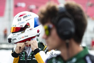 New Albany 'den GRAHAM RAHAL (15) (ABD), OH, Madison IL' deki World Wide Technology Raceway 'deki Bommarito Otomotiv Grubu 500 elemelerine katılmadan önce pit road' ta hazır bekliyor..